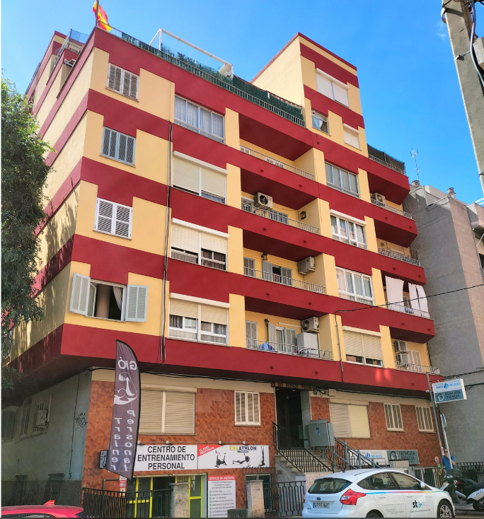 Fachada de edificio rehabilitada y pintada por Decofam en Albacete