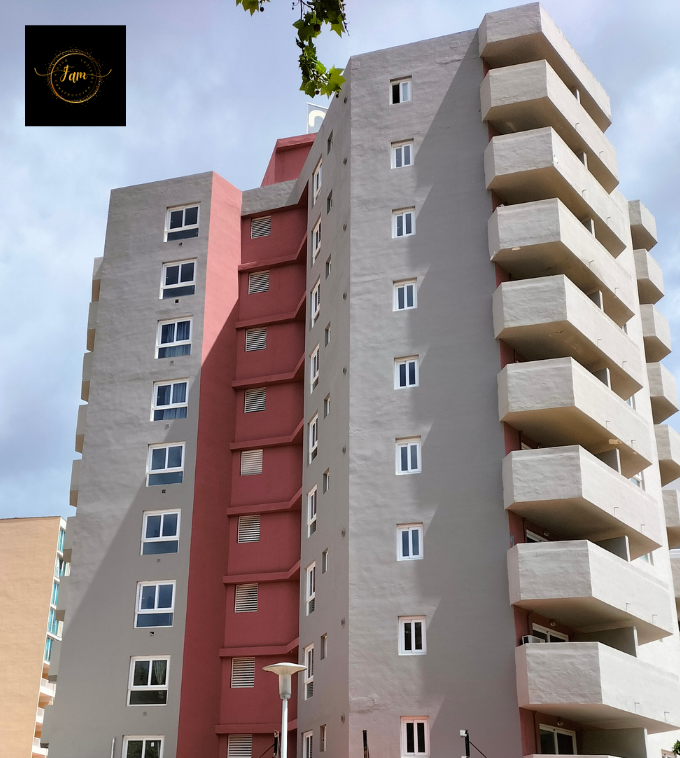 Rehabilitación de fachada de edificio de altura realizada por Decofam